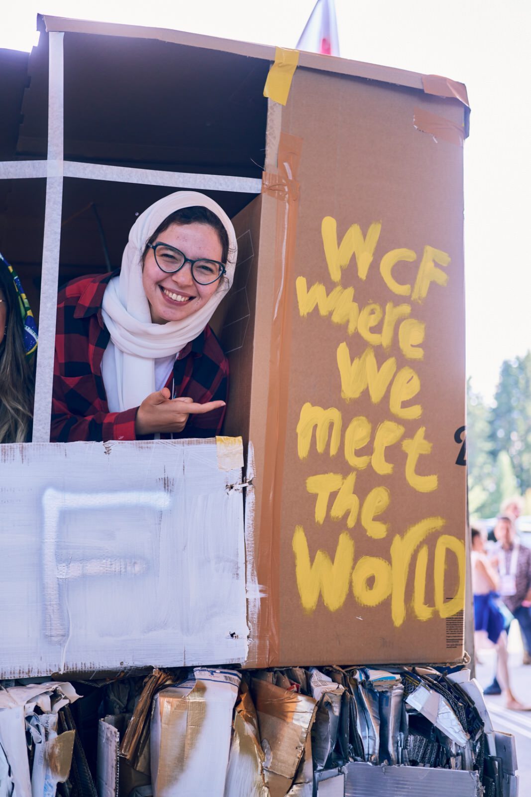 Teilnehmerin in einer Kartonbox: WCF – where we meet the world
