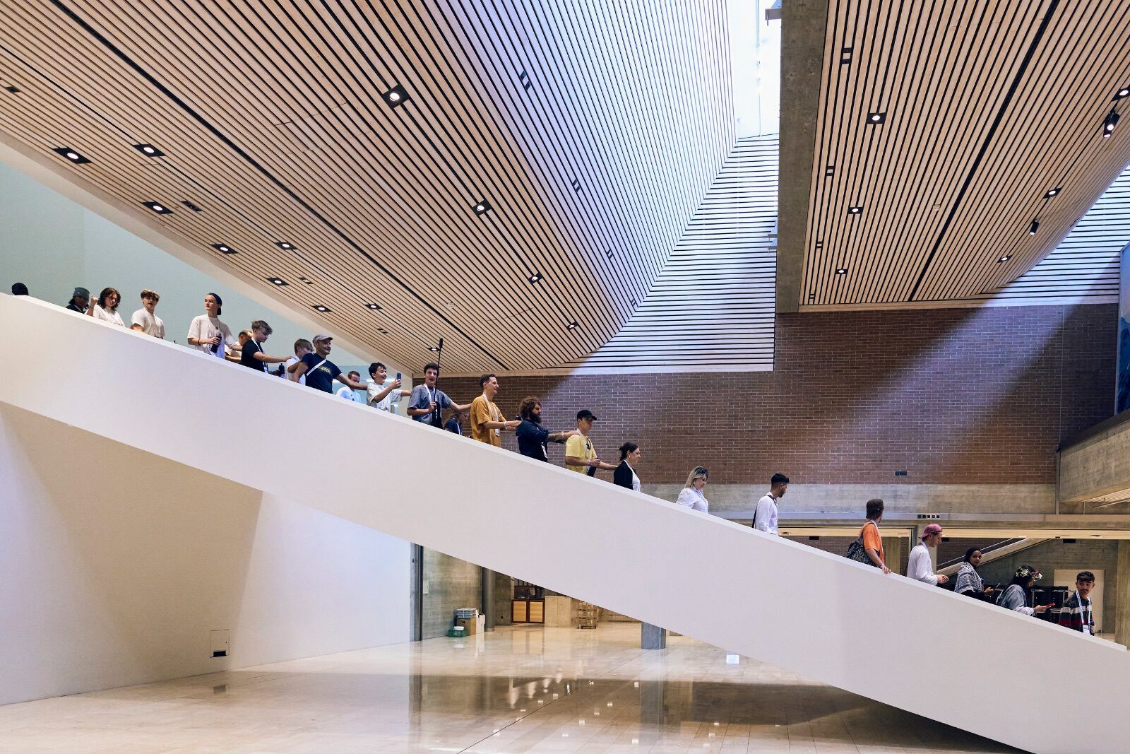 Teilnehmende auf der Treppe im Kongresszentrum Davos